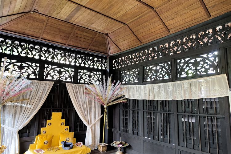 Bentuk hiasan berbentuk bunga di bagian ventilasi rumah tradisional Malaysia, yang melambangkan status sosial pemiliknya, di Rumah Penghulu Abu Seman, Kuala Lumpur, Malaysia, Selasa (30/9/2025). 