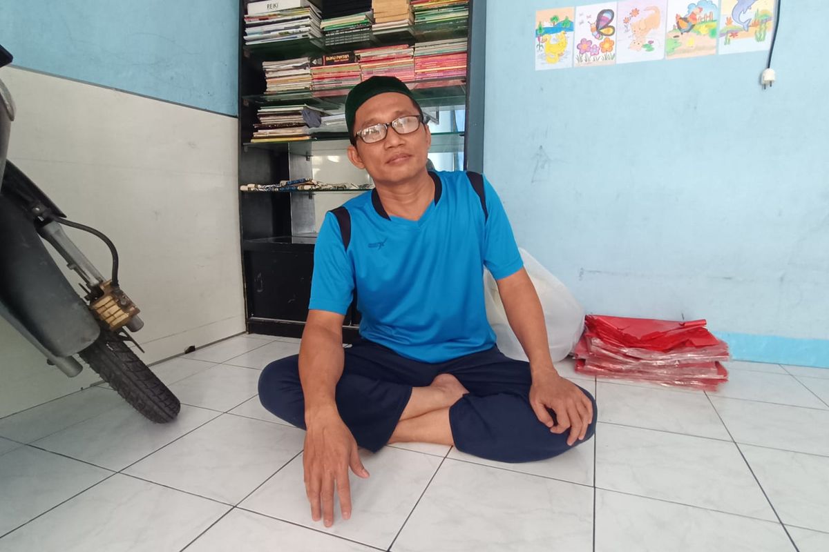 Eko Santoso (52), seorang marbut di Masjid Nururrohman, Pondok Kopi, Duren Sawit, Jakarta Timur, Kamis (20/4/2023).