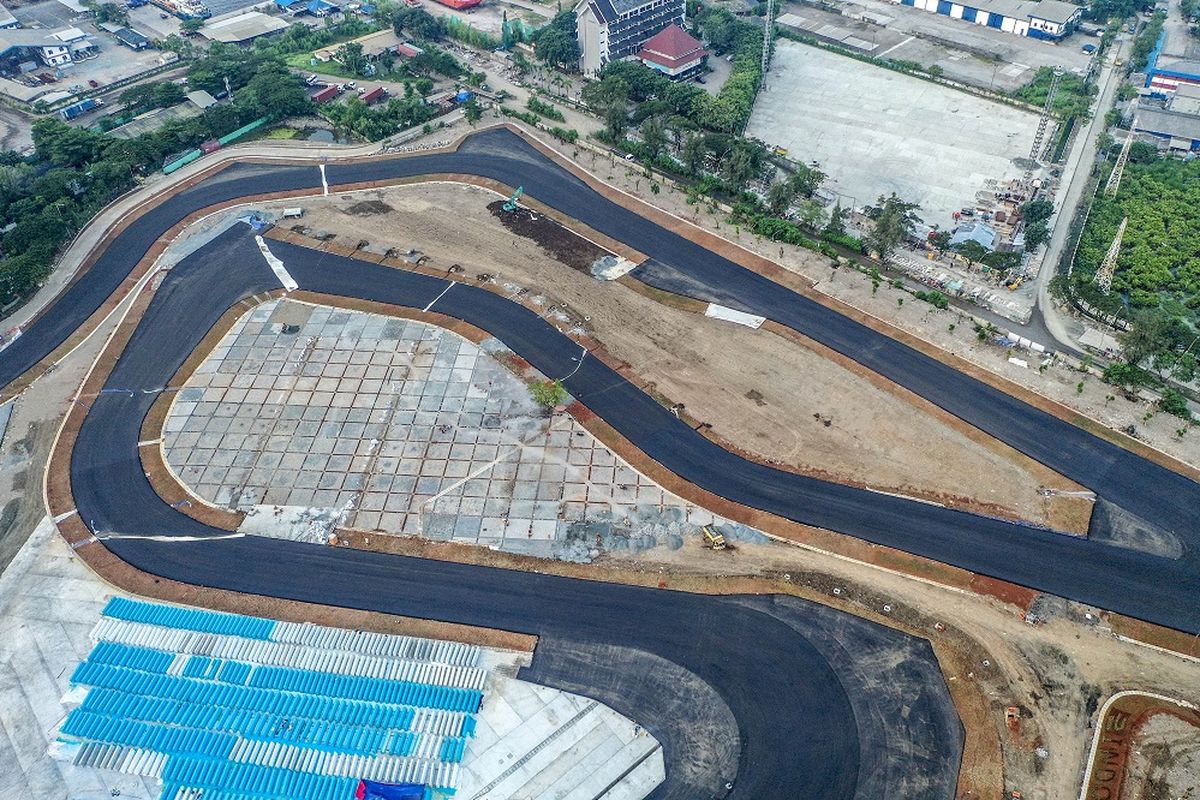 Foto udara lintasan Sirkuit Jakarta International E-Prix Circuit (JIEC) yang telah diaspal di kawasan Taman Impian Jaya Ancol, Jakarta, Rabu(13/4/2022). Pengaspalan Sirkuit Formula E sepanjang 2,4 kilometer dinyatakan telah rampung seluruhnya dan untuk penggunaannya tinggal menunggu persetujuan kelayakan dari Formula E Operation (FEO). ANTARA FOTO/Muhammad Adimaja/aww.