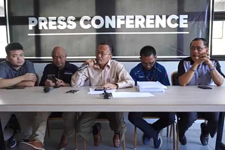 Kuasa Hukum Idris Mangga Berani, Syamsul Kamar menggelar konferensi pers terkait raibnya dana deposito kliennya dan menuntut pihak BNI Cabang Makassar mengembalikan dana yang hilang sebesar Rp 45 Miliar.