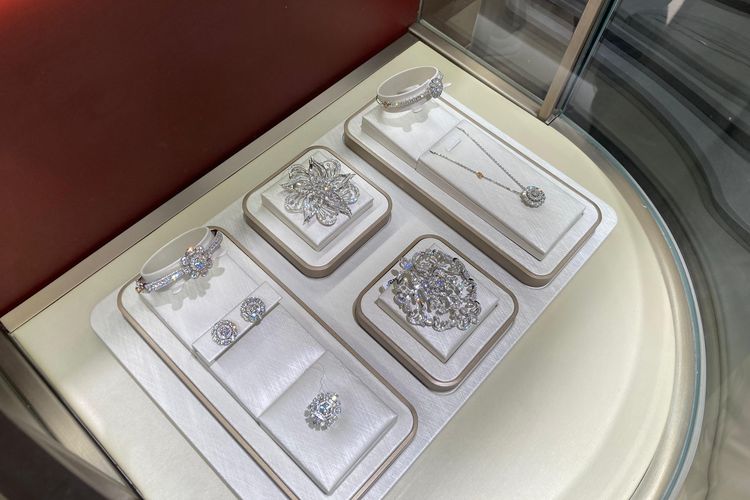 Ragam perhiasan yang bisa dibeli oleh pengunjung di gerai pertama Frank & co. di Indonesia di Pondok Indah Mall 1, Jakarta Selatan, Minggu (5/10/2025).