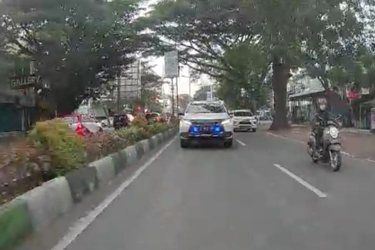 Pengendara mobil Mitsubishi Pajero yang melintas di Jalan Ahmad Yani Kota Malang kedapatan menyalakan lampu rotator dan strobo dilakukan penilangan oleh Satlantas Polresta Malang Kota.  
