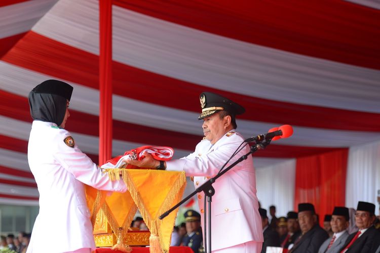 Gubernur Riau Syamsuar menjadi inspektur upacara peringatan Hari Ulang Tahun (HUT) ke-78 Kemerdekaan Republik Indonesia (RI) di halaman Kantor Gubernur Riau, Kamis (17/8/2023).
