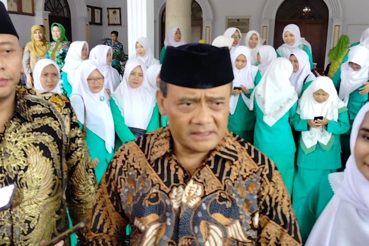 Gubernur Jateng Ahmaf Luthfi, bersama Wali Kota Tegal Dedy Yon S dan Wakil Wali Kota Tazkiyatul Muthmainah usai menghadiri Harlah Fatayat NU di Balai Kota Tegal, Jawa Tengah, Minggu (4/5/2025).