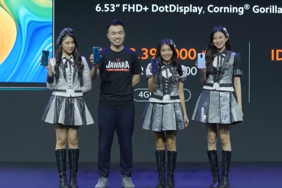 Redmi Note 9 Pro di genggaman Country Director Xiaomi Indonesia, Alvin Tse, ketika peluncuran resminya yang digelar secara online, Selasa (9/6/2020).