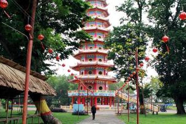 Jalan menuju pagoda sembilan lantai di kompleks Kelenteng Hok Cing Bio di Pulau Kemaro, Palembang, Sumatera Selatan, Jumat (24/1/2014), sudah mulai dihiasi lampion. 