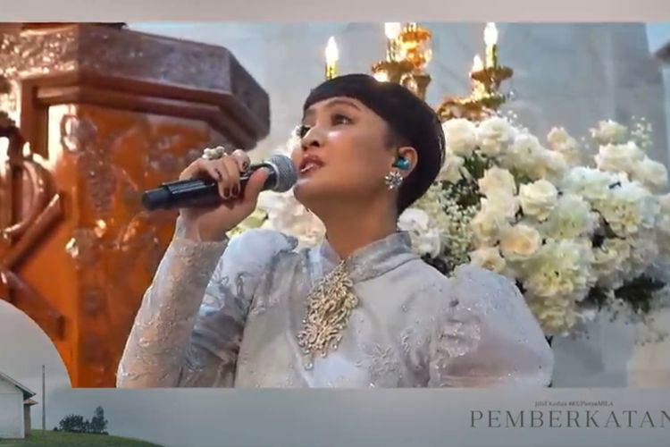 Penyanyi Lea Simanjuntak di acara pemberkatan pernikahan Jessica Mila dan Yakup Hasibuan di Gereja HKBP Rawamangun, Jakarta Timur, Jumat (5/5/2023).