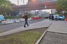 Menyusuri Trotoar dengan Pemandangan Hijau di Depan Gedung Kedubes AS...