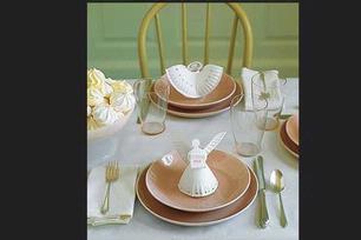 Anda hanya perlu menggambar pola pada piring kertas, gunting bagian-bagian yang tidak perlu untuk membuat malaikat kertas ini.