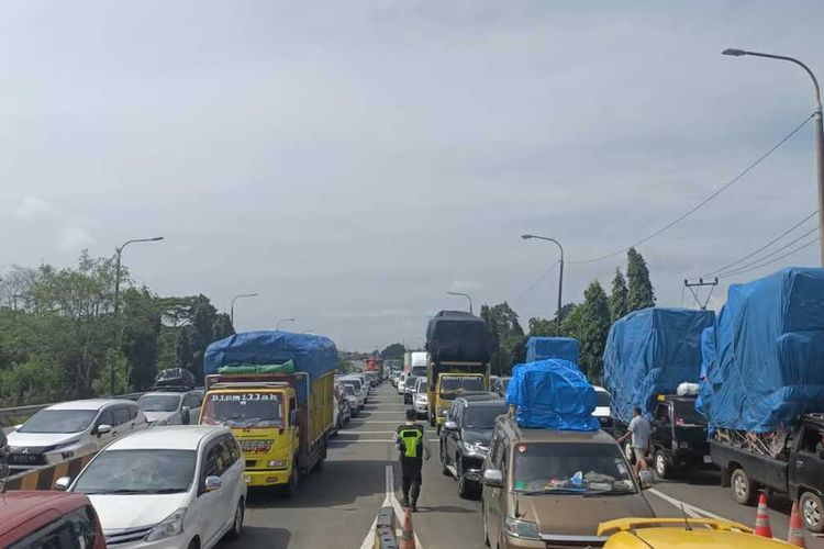 Terjadi antrean kendaraan menuju Pelabuhan Merak di gerbang tol Merak pada Sabtu (6/5/2024) siang.