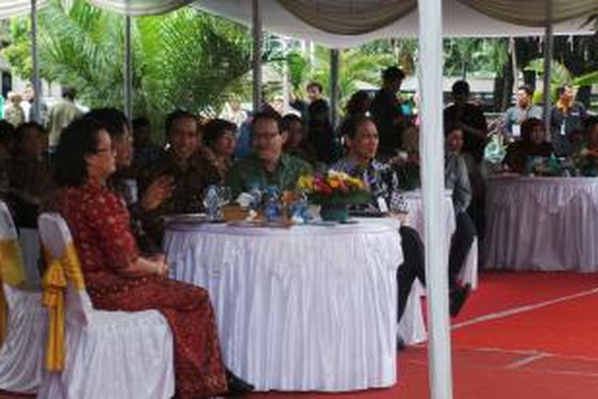 Gubernur DKI Jakarta Joko Widodo (tengah) saat menghadiri pencanangan sitem Jaminan Kesehatan Nasional (JKN) 2014, RSUP Fatmawati, Jakarta, Rabu (1/1/2014).