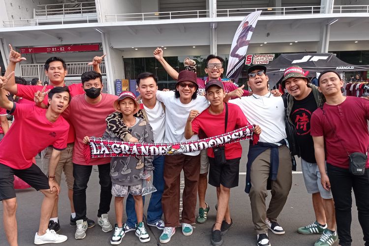 Para suporter Timnas Indonesia di Stadion Utama Gelora Bung Karno, jelang Kualifikasi Piala Dunia 2026 zona Asia.