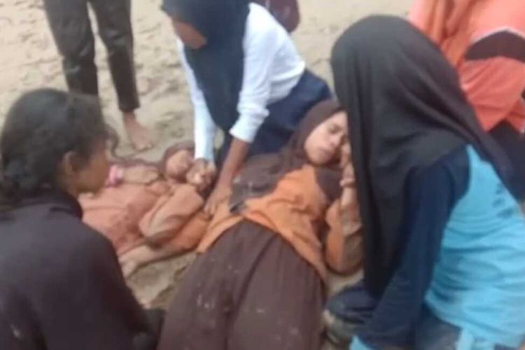 Sejumlah ssiwa SMA di Kecamatan Seram Timur, Maluku berusaha menyeberangi sungai Madar yang sangat deras saat pulang dari sekolah menuju desanya, Sabtu (18/9/2021)