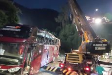 Evakuasi Bangkai Bus Peziarah yang Terjun ke Sungai di Guci Tegal, 2 Kali Tali Terlepas karena Terjepit Batu Besar