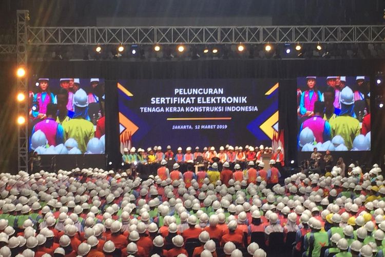 Presiden Joko Widodo menyerahkan secara simbolis sertifikat keahlian kepada tenaga kerja konstruksi terampil dan ahli di Istora Senayan, Selasa (12/3/2019).