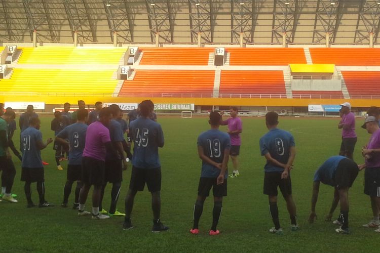 Pelatih kepala sriwijaya FC, oswaldo Lessa memberikan arahan terakhir latihan di stadiom gelora sriwijaya fc