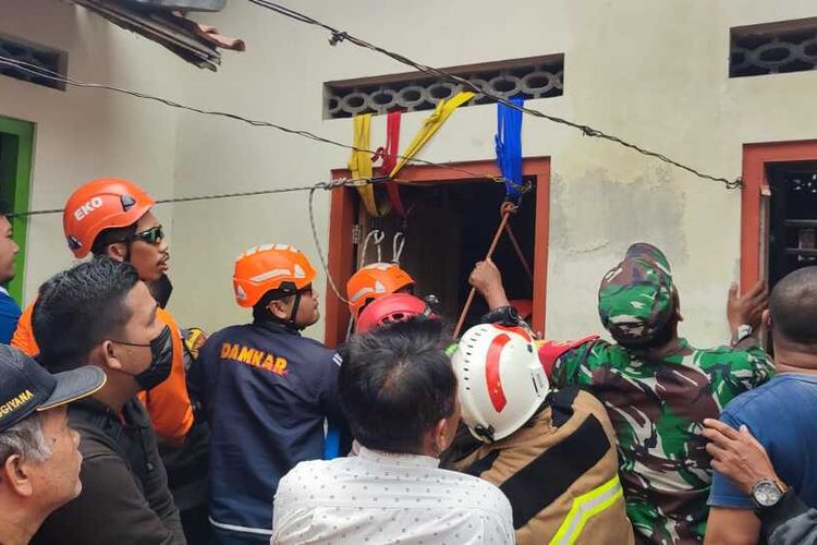 Tim SAR gabungan saat melakukan proses evakuasi korban Sukamto yang terjatuh ke dalam sumur di Pandowoharjo, Kabupaten Sleman. Korban berhasil dievakuasi dalam keadaan meninggal dunia.