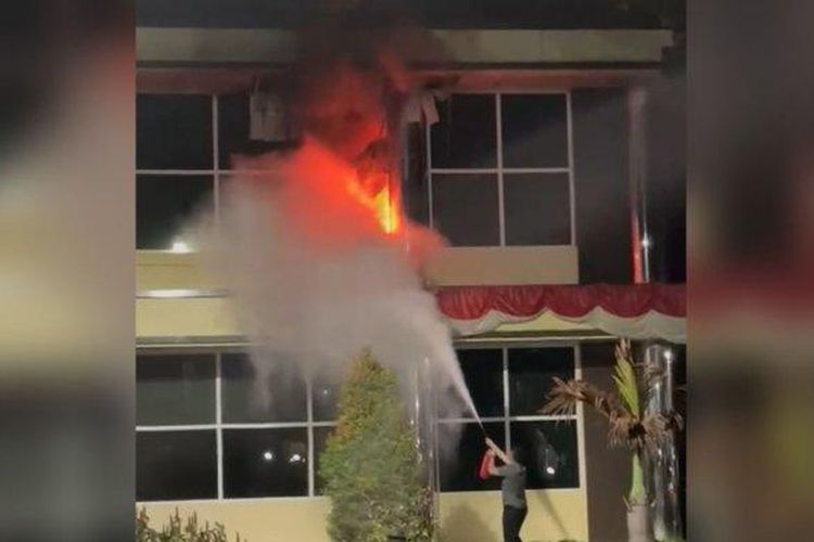 Gedung Ditkrimsus Polda Sumatera Utara (Sumut) terbakar, Kamis (25/8/2022) malam. 
