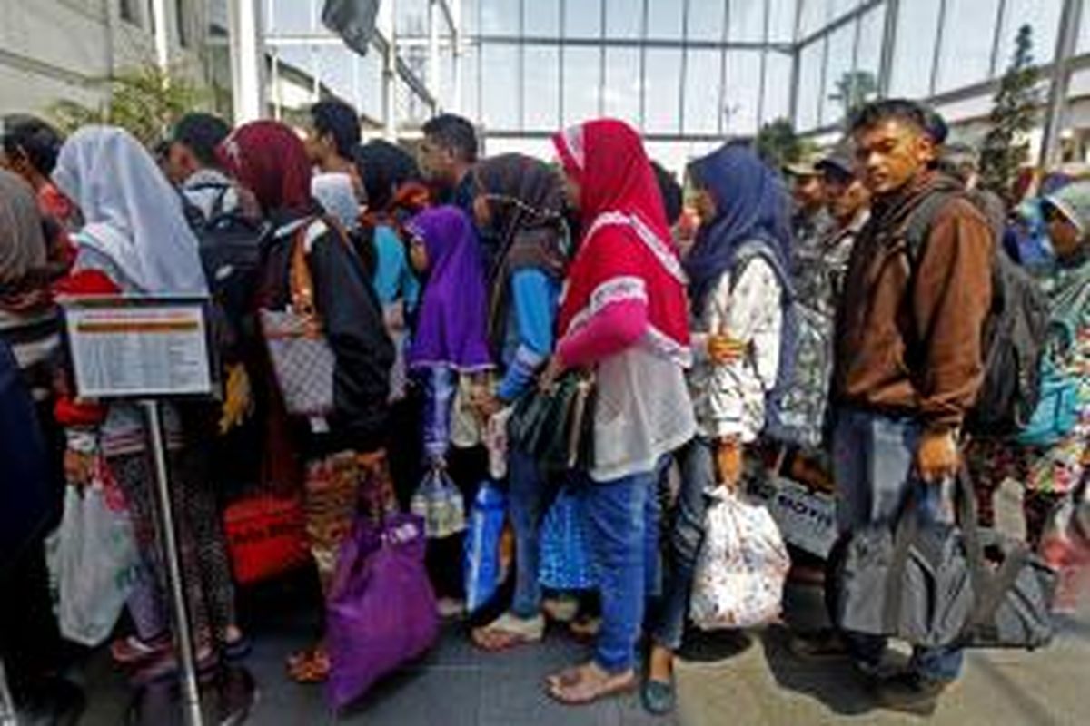 Calon penumpang mengantre untuk masuk ke dalam Stasiun Pasar Senen, Jakarta, Senin (13/7/2015). PT KAI mempersiapkan sekitar 370 rangkaian kereta untuk mengakomodasi 96.000 pemudik tiap harinya selama arus mudik Lebaran Idul Fitri tahun ini.
