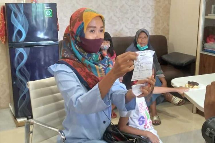 Santi Marisa (33) bersama putri sulungnya, Cantika Aurelia Ahmad (8) saat mrngunjungi ruangan fraksi PDIP di kantor DPRD Kota Surabaya, Senin (15/2/2021) lalu.