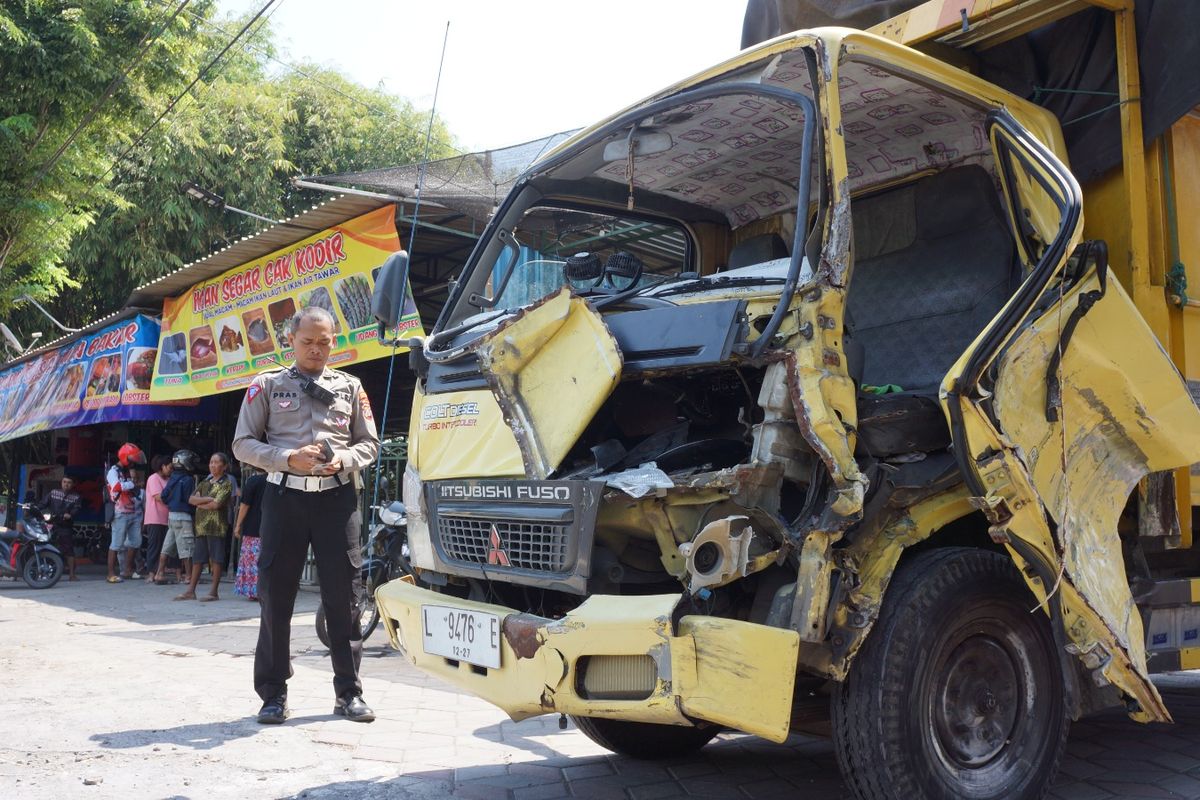 Kondisi truk pengangkut mebel usai alami kecelakaan tunggal di Lumajang