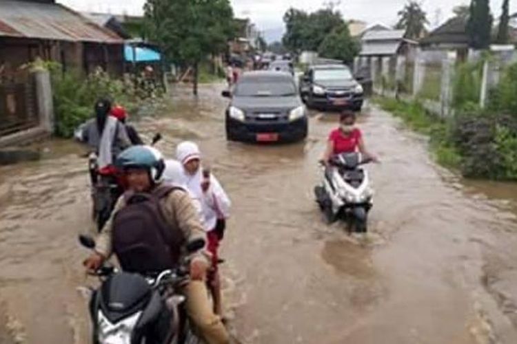 Banjir hingga setinggi 50 Centimeter menggenangi empat desa hingga meluap ke ruas jalan di Kabupaten Bima, Selasa (31/1/2017)