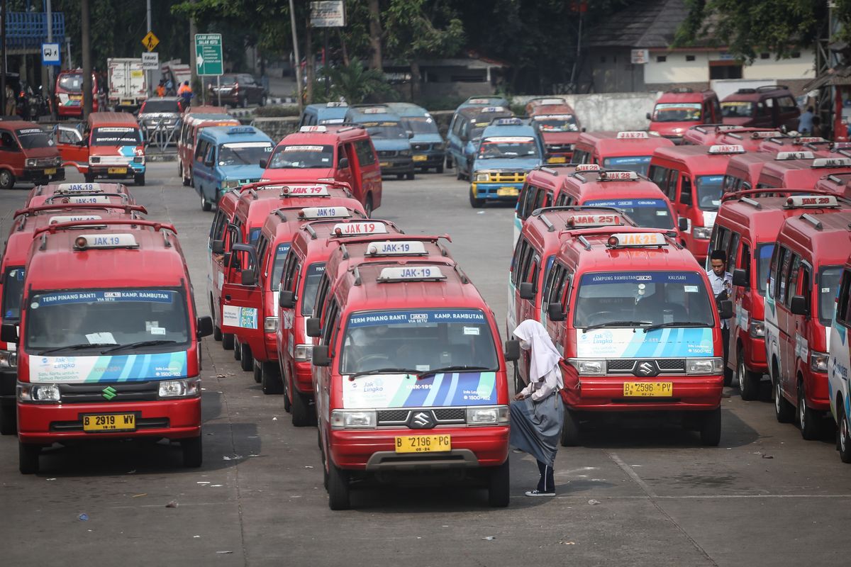 Sejumlah penumpang menunggu keberangkatan angkutan umum di Kampung Rambutan, Jakarta, Selasa (12/7/2022). Organda memastikan tarif angkutan umum bakal naik usai kenaikan harga BBM subsidi.