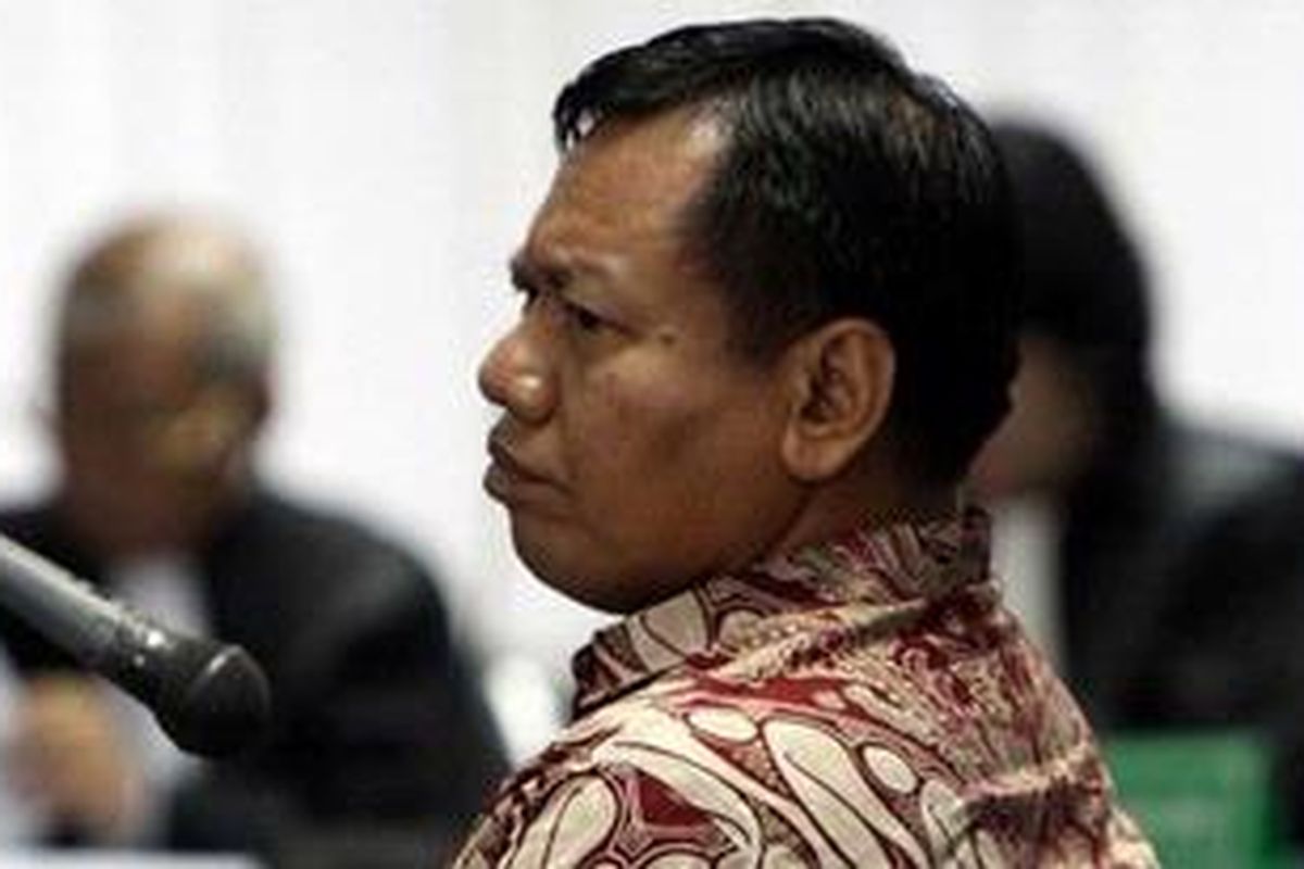 Sesditjen Pembinaan Pembangunan Kawasan Transmigrasi (P2KT) Kemenakertrans, I Nyoman Suisnaya, menjalani sidang perdana dengan agenda pembacaan dakwaan terkait kasus suap dana Percepatan Pembangunan Infrastruktur Daerah (PPID) di Kemenakertrans, di Pengadilan Tipikor Jakarta Selatan, Rabu (16/11/2011). Nyoman didakwa oleh penuntut umum KPK maksimal 20 tahun penjara.  