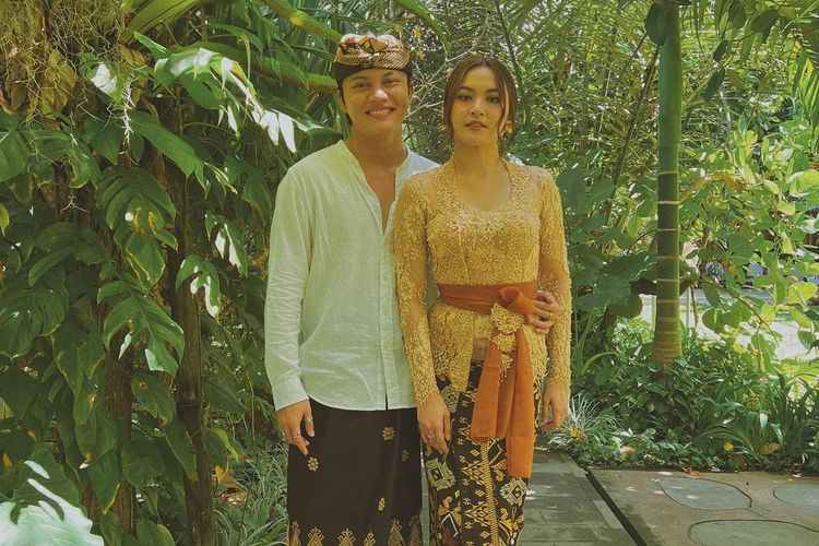 Penyanyi Rizky Febian dan Mahalini memakai baju adat Bali.