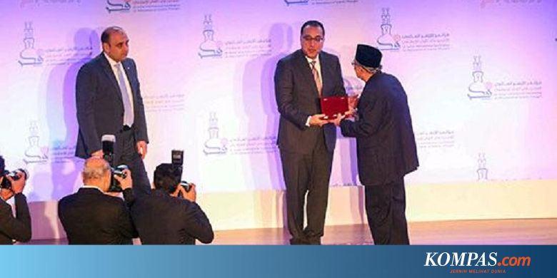 Quraish Shihab Terima Penghargaan Bintang Tanda Kehormatan dari Mesir