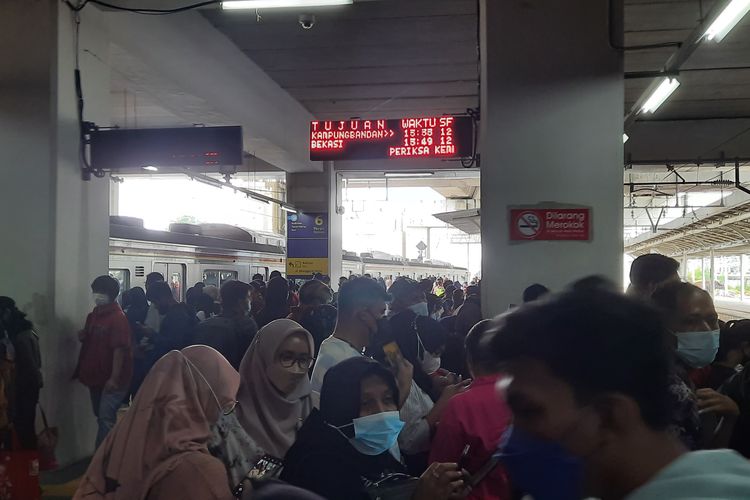 Perubahan rute kereta api listrik (KRL) Commuterline di lintas Cikarang/Bekasi dan Bogor/Depok/Nambo, serta kebijakan transit untuk pengguna di Stasiun Manggarai dimulai sejak Sabtu (28/5/2022). Pantauan di lokasi, Minggu (29/5/2022), sekitar pukul 13.40 WIB, tampak peron 6 dan 7 Stasiun Manggarai terus dipadati pengguna.