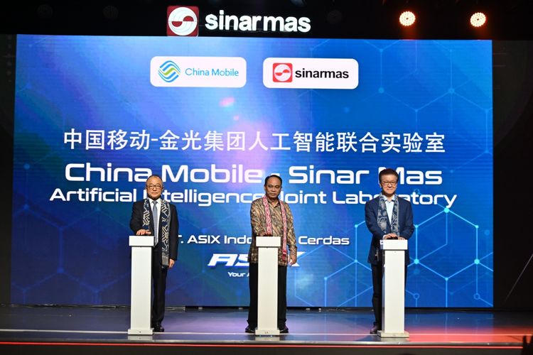 Gao Tongqing (Executive Vice President - China Mobile Communications Group Co., Ltd.), Budi Arie Setiadi (Menteri Komunikasi dan Informatika RI), dan Franky O. Widjaja (Sinar Mas Board Member) meresmikan kerja sama strategis antara Sinar Mas dan China Mobile dalam mendirikan SMG-CMCC Joint AI Lab (ASIX), pada Jumat (27/09) lalu di Nusantara Hall, ICE BSD City. 