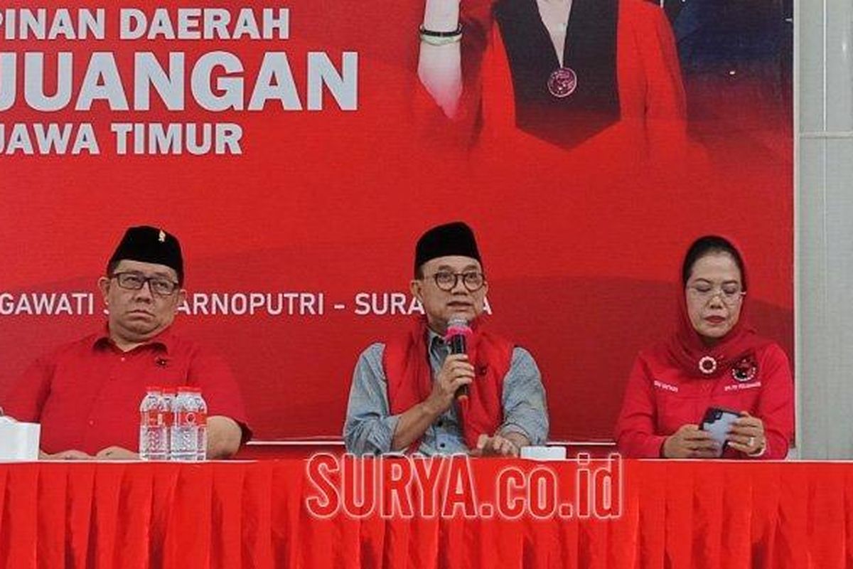 Jajaran DPD PDI Perjuangan Jatim saat mengumumkan pencopotan sejumlah pengurus dari jajaran DPC PDI Perjuangan Surabaya, Jumat (2/5/2025). Dari keputusan yang diambil, PDI-P mencopot Adi Sutarwijono sebagai Ketua DPC dan Achmat Hidayat dari posisi Wakil Sekretaris. 