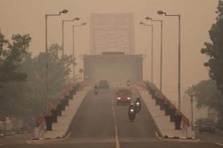 Suasana kabut asap yang menyelimuti Kota Palangkaraya, Kalimantan Tengah (27/10/2015). Meski hujan deras mengguyur Kota Palangkaraya malam sebelumnya, kabut asap pekat masih menyelimuti Bumi Tambun Bungai. 