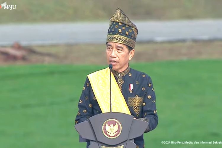 Presiden Joko Widodo saat memimpin jalannya upacara Hari Lahir Pancasila 2024 di Lapangan Garuda Pertamina Hulu Rokan, Dumai, Riau, Sabtu (1/6/2024).