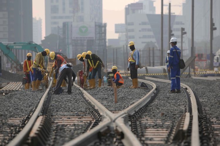 Aktivitas pekerja di tengah proyek pembangunan mass rapid transit (MRT), Lebak Bulus, Jakarta, Senin (14/8/2017).Pengerjaan proyek MRT fase pertama ini diperkirakan rampung pada tahun 2019.
