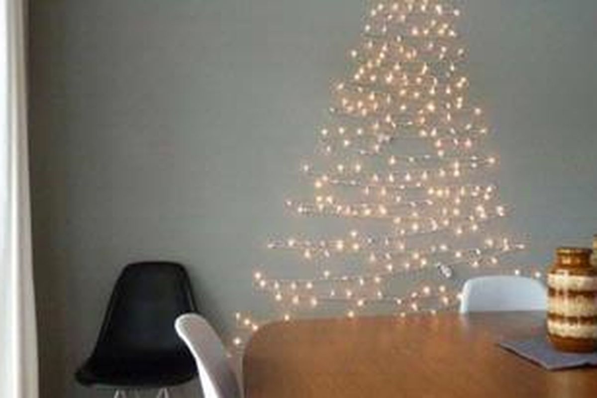 Bagi Anda yang tinggal di apartemen atau rumah-rumah berukuran kecil, lebih baik jangan memaksakan penggunaan pohon Natal berukuran besar. Anda dapat berkreasi sendiri dalam membuat pohon Natal minimalis di rumah tanpa kehilangan keindahan serta perlambang Natal konvensional dalam bentuk pohon cemara.