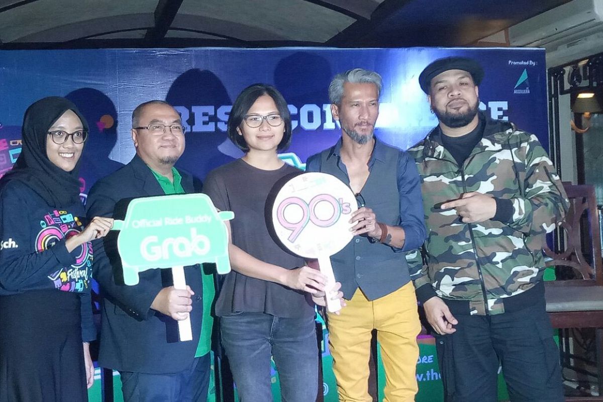 (Kiri ke kanan) Dhea Marella, promotor Accellera Entertainment, Mediko Azwar, Marketing Director Grav Indonesia, Merry Potret, Reza dan Rezos The Groove saat Jumpa Pers The 90s Festival, di Pisa Kafe, Menteng, Jakarta Pusat, Jumat (24/11/2017). 