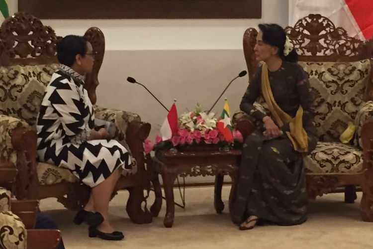 Menteri Luar Negeri RI Retno LP Marsudi saat bertemu State Counsellor Myanmar, Daw Aung San Suu Kyi di Myanmar.