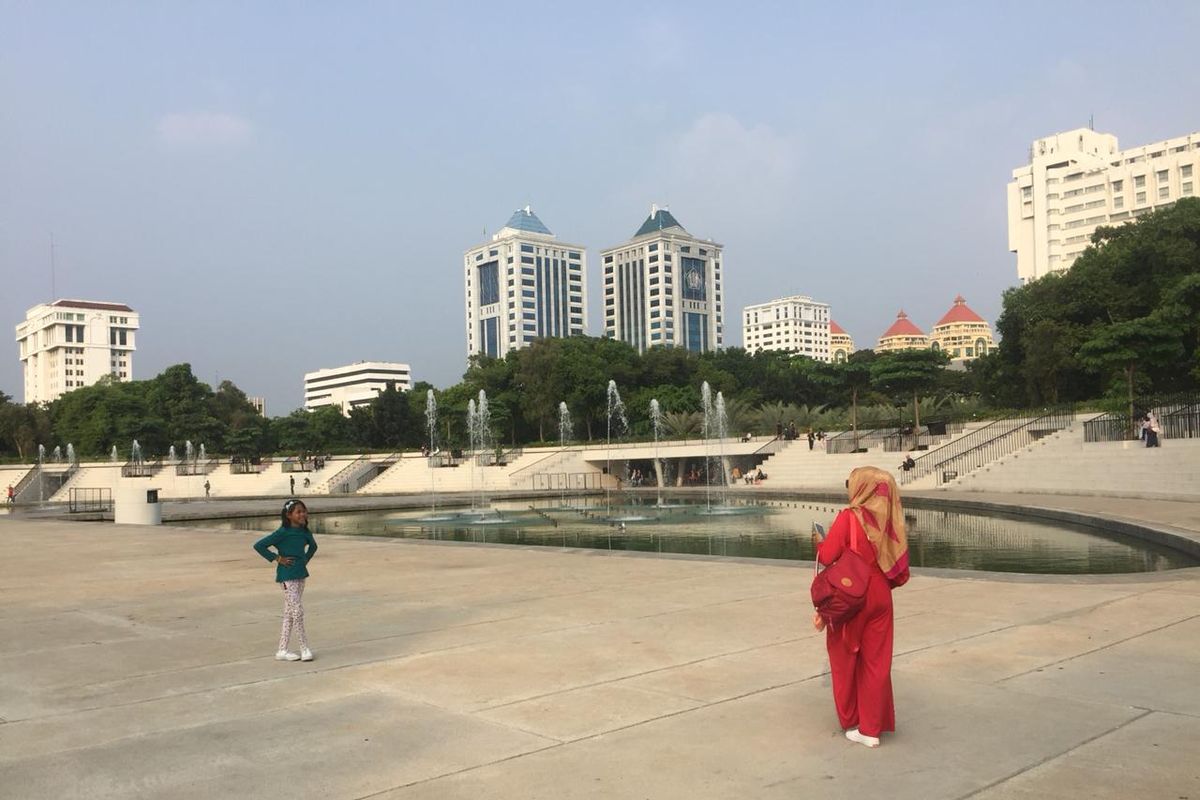 Masyarakat berlibur di Lapangan Taman Banteng, Jakarta Pusat, Sabtu (8/6/2019).