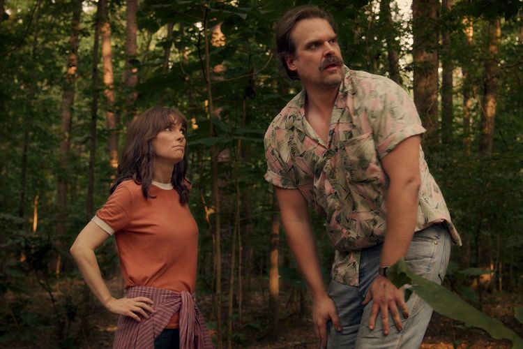 Joyce (Winona Ryder) dan Hopper (David Harbour).