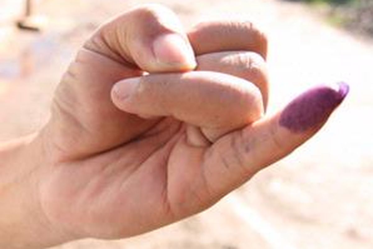 Jari kelingking Waridan, warga Pondok Labu sesaat setelah keluar dari TPS, Kamis (9/4). Warna biru yang menempel langsung memudar, dan tak segelap biasanya.