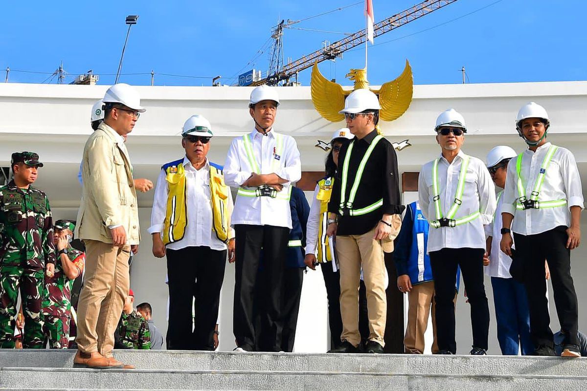 Menteri Perdagangan (Mendag) Zulkifli Hasan (Zulhas) mendampingi Presiden Republik Indonesia (RI) Joko Widodo (Jokowi) melakukan groundbreaking pembangunan sejumlah infrastruktur di Ibu Kota Nusantara (IKN), Kalimantan Timur (Kaltim), Rabu (5/6/2024).