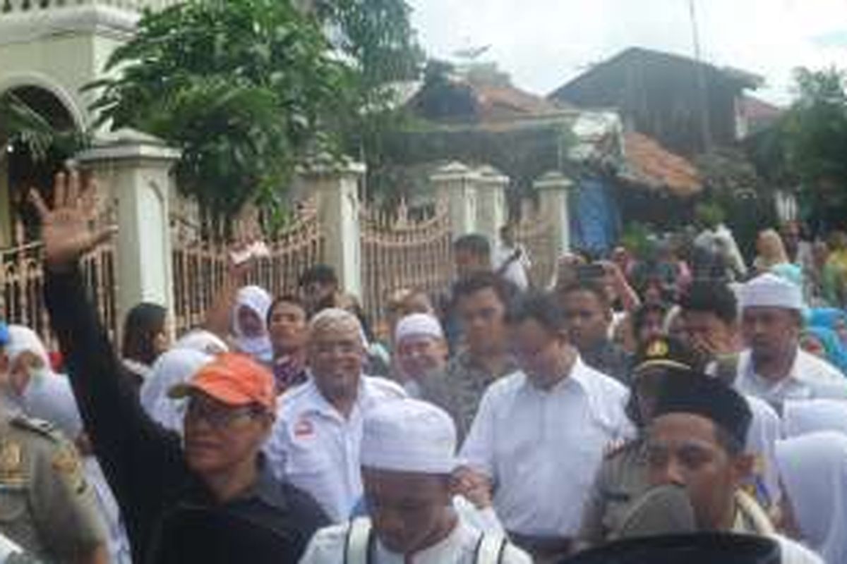 Anies Baswedan mendatangi warga di Jalan Pedati Raya, Jakarta Timur, Jumat (23/12/2016)