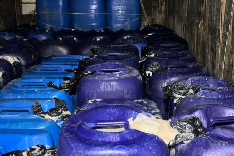 Bau Miras Terendus Polisi di Pinggir Jalan, Pengiriman 1.500 Liter Tuak di Bandung Terbongkar