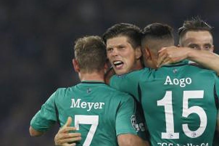 Striker Schalke, Klaas-Jan Huntelaar (2 dari kiri) merayakan gol yang dicetaknya ke gawang Chelsea pada matchday pertama Grup G Liga Champions di Stamford Bridge, Rabu (17/9/2014).