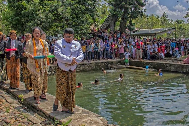 Acara Wiwitan dilakukan di Sendang Mergo, Desa Sekaralas, Widodaren, Ngawi.