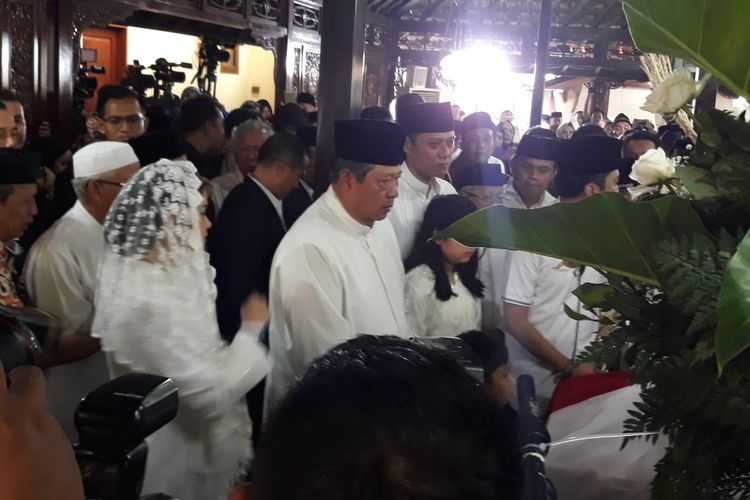 Presiden ke-6 RI Susilo Bambang Yudhoyono dan keluarga, di Pendopo Puri Cikeas, Jawa Barat, Minggu (2/6/2019).