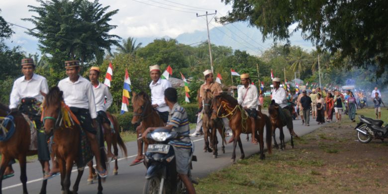 Pasukan berkuda dari Kampung Lekolembo, Kelurahan Watunggene, Kecamatan Kota Komba, Kabupaten Manggarai Timur, NTT, menjemput tamu Italia dan Jerman dengan tradisi berkuda, Rabu (15/8/2018).