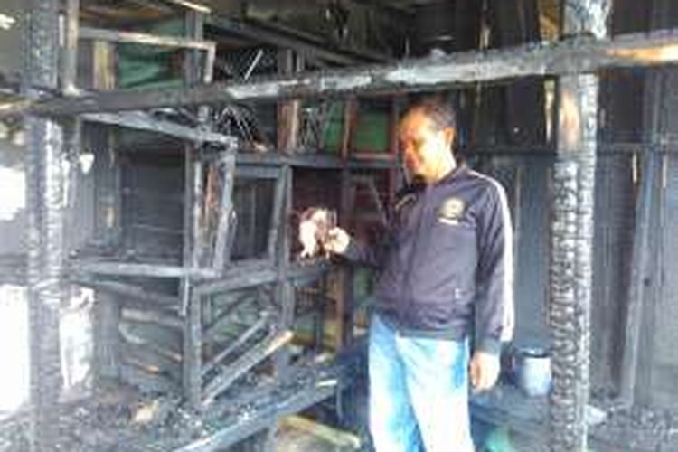 Marjiono, salah satu pedagang burung merpati di pasar burung Kota Magelang, mendapati kios dan dagangannya ludes terbakar. Kamis (15/9/2016).